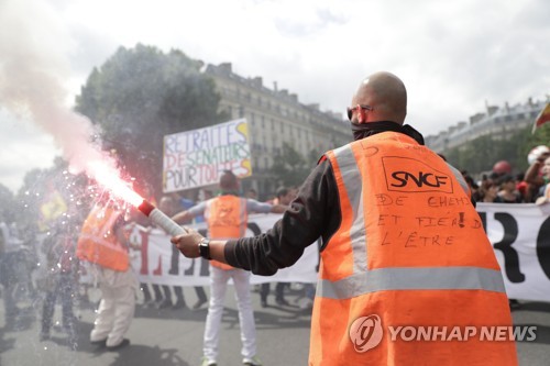 프랑스 국철 SNCF의 노조원들이 정부의 국철 개편안에 반대하는 집회를 하고 있다.  [AFP=연합뉴스]