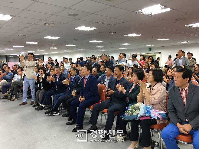 6월 13일 저녁, 권영진 대구시장 후보(한국당)가 출구조사 결과가 발표되자 지지자들과 함께 박수를 치고 있다. / 백철 기자