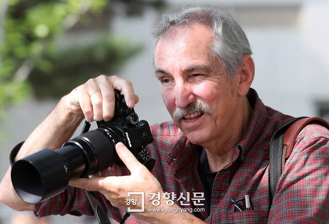 1987년 6월항쟁 당시 외신기자로 사진 취재를 했던 미국 애리조나대 킴 뉴튼 교수가 8일 오후 서울 서대문구 연세대학교에서 열린 이한열 열사 31주기 추모제를 보며 사진을 찍고 있다. 권도현 기자 lightroad@kyunghyang.com