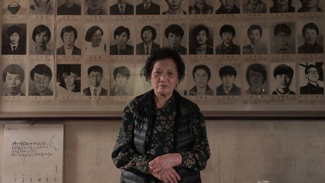 이한열 열사의 어머니 배은심 여사가 서울 동대문구 한울삶의 벽에 붙어있는 민주화운동 열사들 영정 앞에 섰다.|MBC 제공