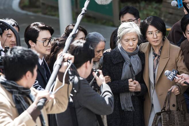 1심 재판이 6년을 끌면서 할머니들과 소송지원단은 일본 극우파들에게 무수한 공격을 받는다.    ⓒ(주)NEW