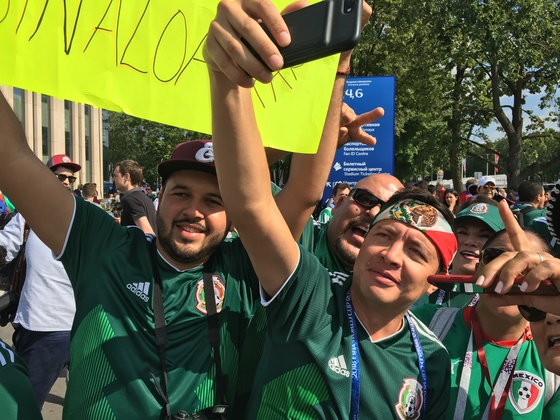멕시코 팬들은 18일 러시아월드컵 1차전이 열린 모스크바 루즈니키 스타디움에서 킥오프 3시간 전부터 열띤 응원을 펼쳤다. 모스크바=박린 기자