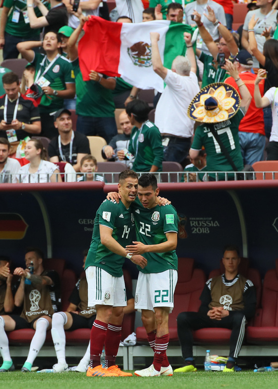 17일 모스크바 루즈니키 스타디움에서 열린 2018 러시아월드컵 F조 독일-멕시코 경기에서 멕시코 이르빙 로사노가 첫 골을 터뜨린 뒤 하비에르 에르난데스와 기뻐하고 있다. [연합뉴스]