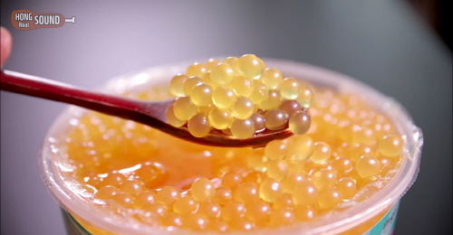 팝핑보바는 본래 음료나 아이스크림에 곁들여 먹는 재료지만, 독특한 모양과 식감으로 2030 사이에서 유행하고 있다. [사진 = 유튜브 크리에이터 `홍사운드` 채널 캡처]