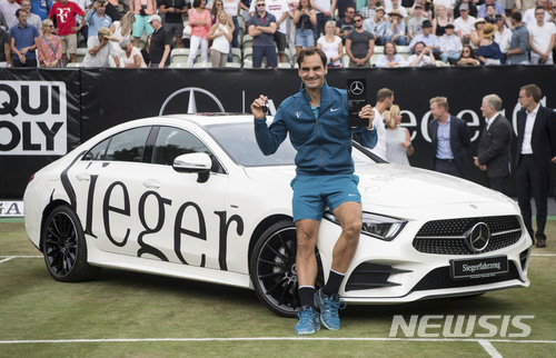 【슈투트가르트=AP/뉴시스】 ATP 투어 메르세데스컵에서 단식 우승을 차지한 로저 페더러.
