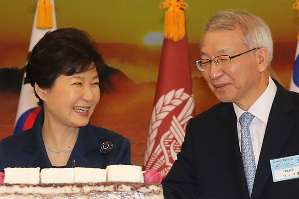 ⓒ연합뉴스 2015년 10월1일 박근혜 대통령과 양승태 대법원장(오른쪽)이 계룡대에서 열린건군 제67주년 경축연에서 밝은 표정으로 대화하고 있다.