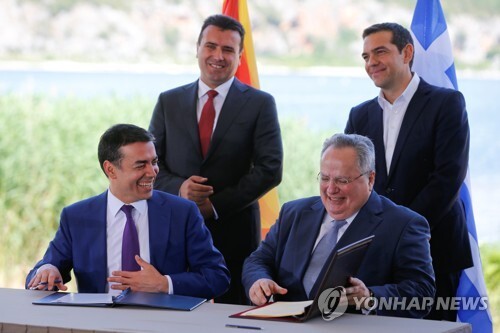 17일(현지시간) 합의안에 서명하는 그리스와 마케도니아 외무장관. 뒤에서 두 나라 총리가 지켜보고 있다.[로이터=연합뉴스]