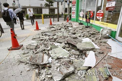 오사카 지진으로 무너진 상가외벽 (오사카 교도=연합뉴스) 18일 일본 오사카부(大阪府)에서 규모 5.9의 지진이 발생, 한 상가 외벽이 무너져 있다. photo@yna.co.kr