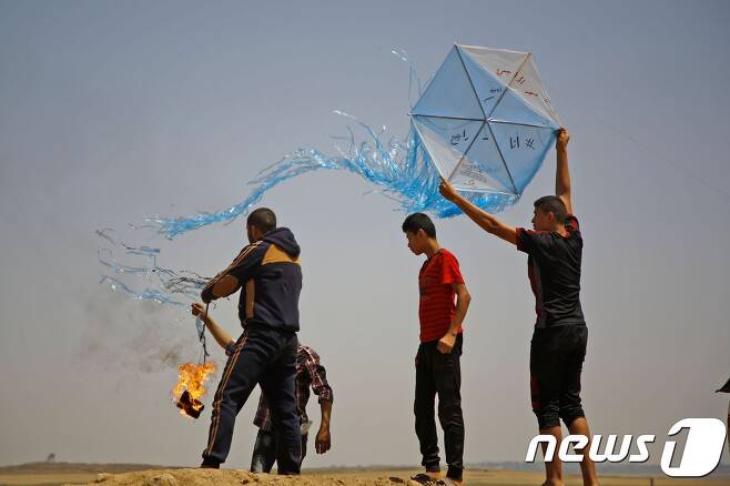 지난 6일(현지시간) 팔라스타인 시위대가 가자지구 국경에서 연을 날릴 준비를 하고 있다. © AFP=뉴스1