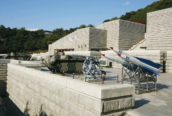 인천상륙작전 기념관에 전시된 무기들.