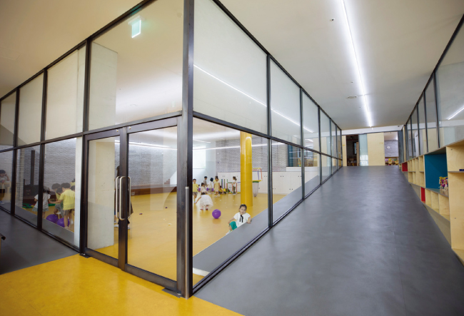 층마다 6개 교실이 있으며 상당수 교실의 벽이 투명한 유리벽이다.