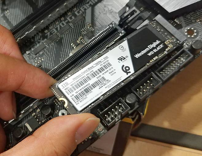 M.2 SSD를 메인보드 M.2 슬롯에 장착하는 모습