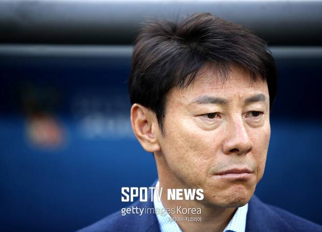 ▲ NIZHNIY NOVGOROD, RUSSIA - JUNE 18: Shin Tae-Yong, Manager of Korea Republic looks on prior to the 2018 FIFA World Cup Russia group F match between Sweden and Korea Republic at Nizhniy Novgorod Stadium on June 18, 2018 in Nizhniy Novgorod, Russia. (Photo by Clive Mason/Getty Images)