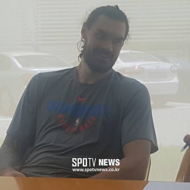 ▲ 스티븐 아담스가 삼성트레이닝센터(STC)에서 인터뷰를 진행하고 있다 ⓒ 맹봉주 기자