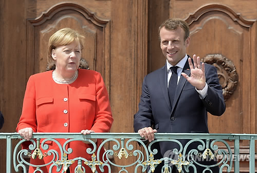 에마뉘엘 마크롱 프랑스 대통령(오른쪽)과 앙겔라 메르켈 독일 총리  (베를린 AP=연합뉴스)