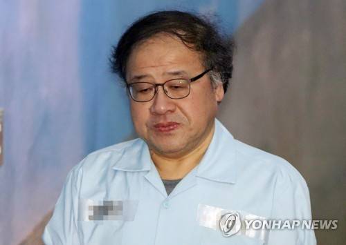 안종범 전 수석, 항소심 결심공판 출석 (서울=연합뉴스) 임헌정 기자 = 국정농단 사건에 연루돼 1심에서 징역 6년의 실형을 선고받은 안종범 전 청와대 정책조정수석이 20일 오후 서울 서초구 서울고등법원에서 열린 항소심 결심공판에 출석하기 위해 법정으로 향하고 있다. 2018.6.20 kane@yna.co.kr