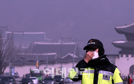 한 경찰이 미세먼지 농도가 짙은 날에 서울 광화문 광장 인근에서 마스크를 쓰고 있다.[사진=이데일리 노진환 기자]