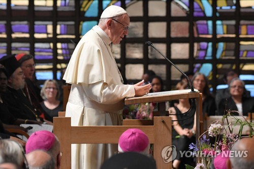 프란치스코 교황이 21일(현지시간) 스위스 제네바 WCC 70돌 행사에서 설교하고 있다. [AFP=연합뉴스]