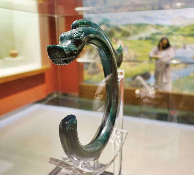 옥룡사호에서 출토된 옥룡의 가품. 진품은 북경박물관에 있다. 입은 멧돼지를 닮았고 말갈기가 있으며 몸은 뱀이다. 이후 현대의 용으로 모습이 변천된다.