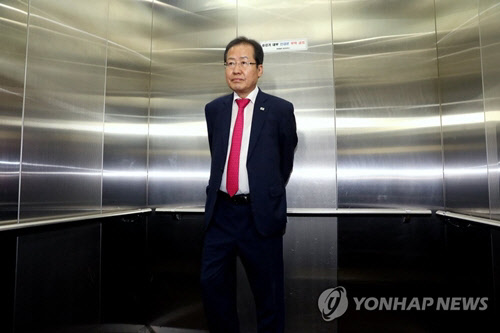 자유한국당 홍준표 전 대표가 14일 사퇴 의사를 밝히고 서울 여의도 당사를 떠나기 위해 엘리베이터에 탑승해 있다. <연합뉴스>