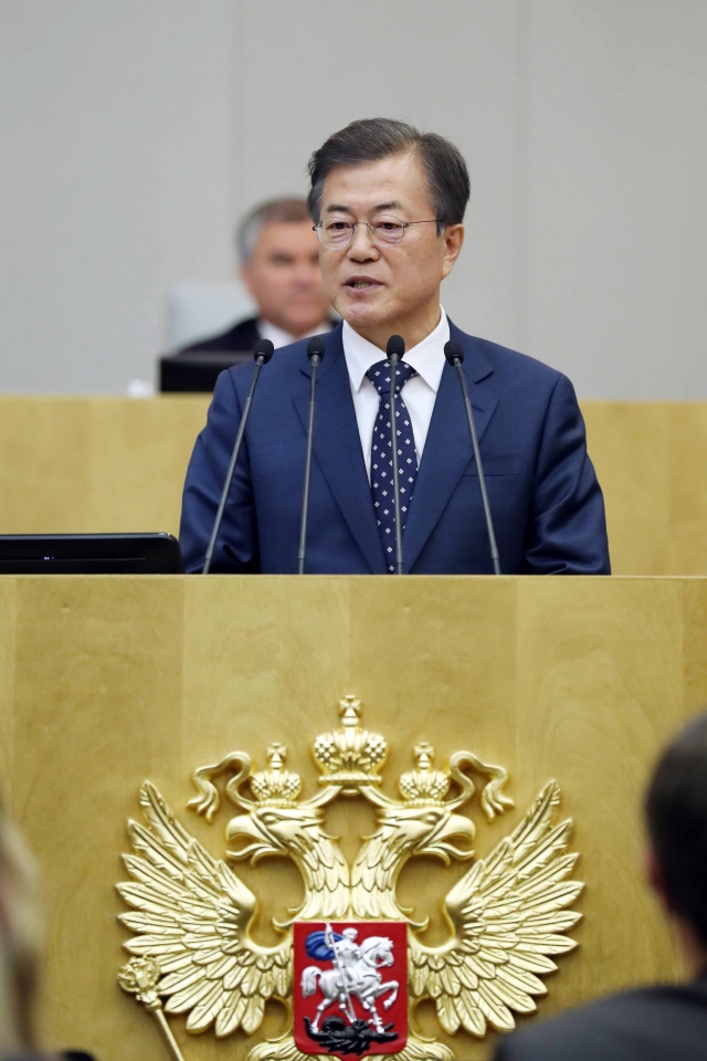 문재인 대통령이 21일(현지시간) 러시아 하원에서 한국 대통령 최초로 연설을 하고 있다.[출처=뉴시스]