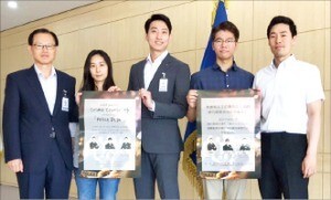 ‘폴리스데스크’를 운영하는 서울 관악경찰서 외사계 팀원들이 포스터를 들고 있다.