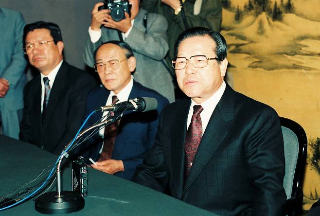 김종필 전 총리가 1992년 4월 27일 민자당 경선 불출마를 선언한 뒤 김영삼 당시 총재를 지지하는 기자회견을 하는 모습. (사진=연합뉴스)