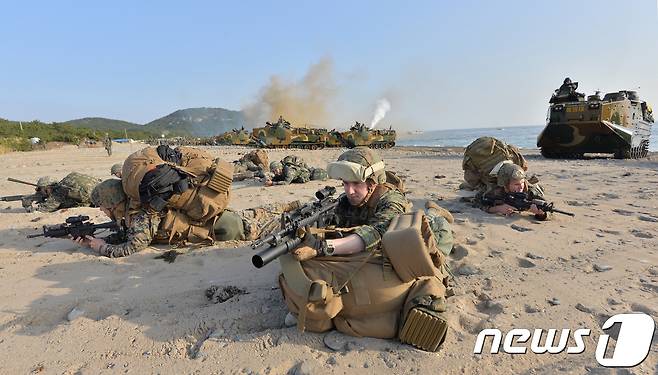 3일 오전 경북 포항시 북구 송라면 독석리 해안에서 실시된 2018한·미 해병대 상륙훈련에서 KAAV(상륙돌격장갑차)로 적 해안에 상륙한 한미 해병대가 해안 두보를 확보하기 위해 적진을 주시하고 있다.2018.4.3/뉴스1 © News1 최창호 기자