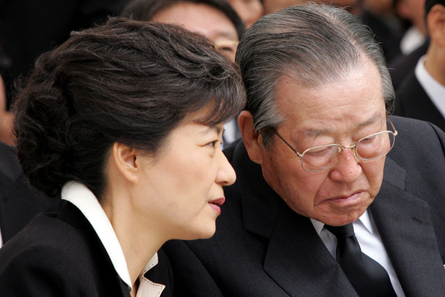 2006년 10월26일 박정희 추도식에서 만난 박근혜와 김종필. 이정아 기자 leej@hani.co.kr