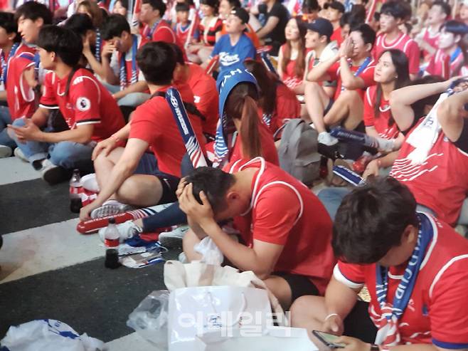 서울 영동대로 응원석에서 월드컵 스웨덴전 거리 응원에 참여한 한 시민이 스웨덴에게 실점을 당하자 머리를 감싸고 있다.(사진=이데일리DB)