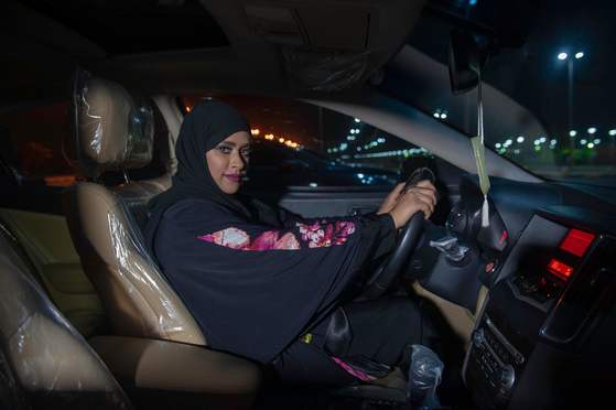 사우디 여성 사비카 하비브가 24일 (현지시간) 코바르 시내를 운전하며 지나고 있다. [AFP=연합뉴스]