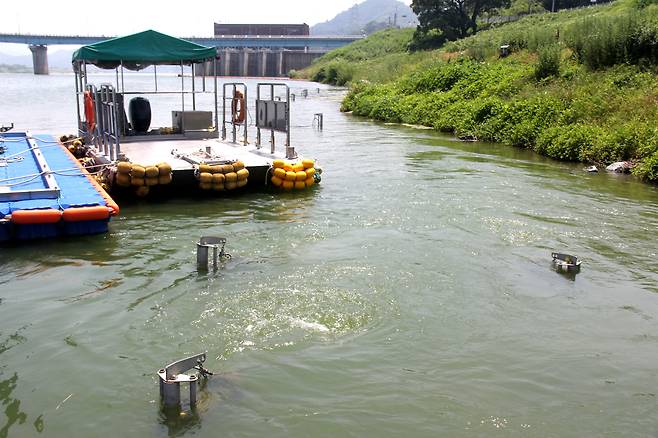 6월 24일 낙동강 창녕함안보 상류 우안 쪽에 녹조 발생을 억제하기 위한 '폭기장치'가 가동되고 있다. ⓒ윤성효