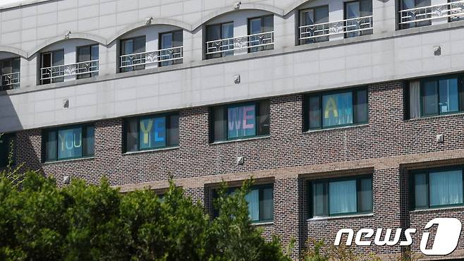 교사의 성폭력을 폭로하며 '미투(#Me Too)'에 나선 졸업생들을 응원하기 위해 서울 A여고 재학생들이 창문에 지지의 의미를 가진 'Yes we can' 문구를 붙여놓고 있다. © News1 황덕현 기자