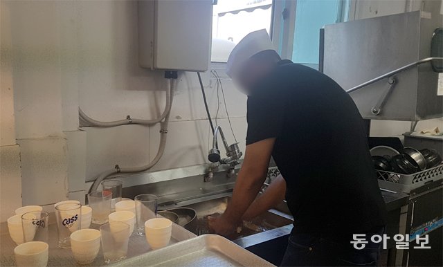 21일 제주 제주시의 한 식당 주방에서 예멘에서 온 무함마드(가명)가 설거지를 하고 있다. 그는 예멘에서 영어교사로 일했다. 제주=신규진 기자 newjin@donga.com