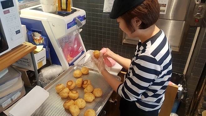 기자가 근무한 파리바게뜨 매장에서 슈크림을 빵에 넣는 ‘크림작업’을 하고 있다.