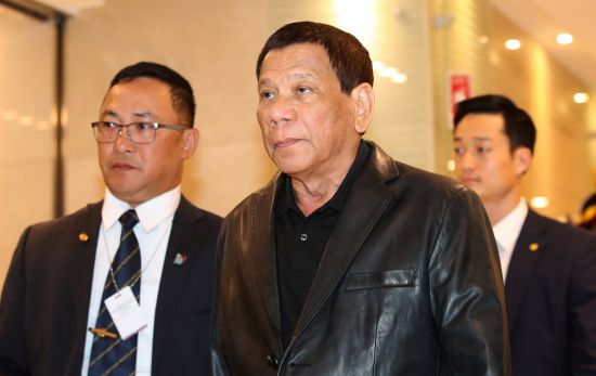 국빈 방한 한 로드리고 두테르테 필리핀 대통령이 3일 오전 인천국제공항을 통해 입국하고 있다. / 사진 = 뉴시스