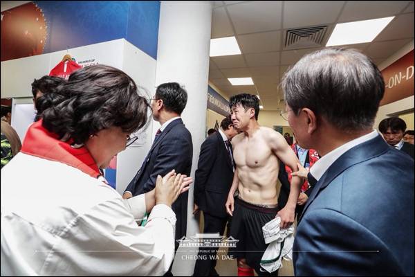 문재인 대통령과 김정숙 여사가 멕시코와의 월드컵 조별리그 2차전 경기가 열린 지난 24일 국가대표선수들의 라커룸을 찾았다. /청와대 제공