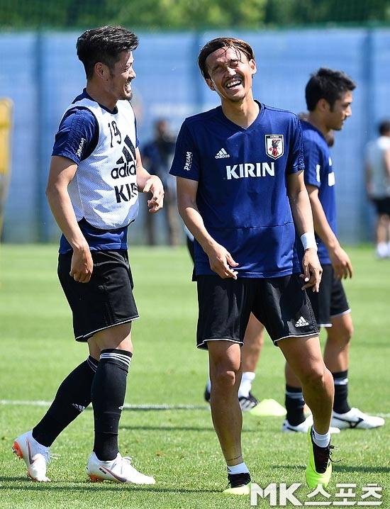 우사미 다카시(오른쪽)가 25일(현지시간) 러시아 카잔의 스타디움 루빈에서 가진 일본 축구대표팀 훈련 도중 야마구치 호타루와 밝게 웃고 있다. 사진(러시아 카잔)=옥영화 기자