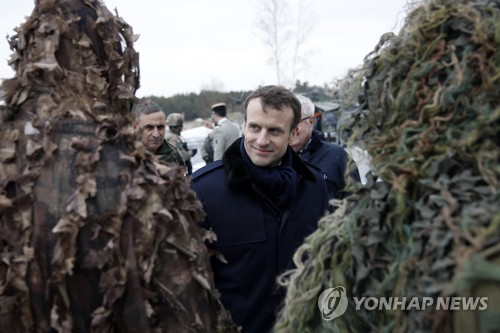 지난 3월 프랑스 육군의 훈련을 참관하는 에마뉘엘 마크롱 대통령  [EPA=연합뉴스]