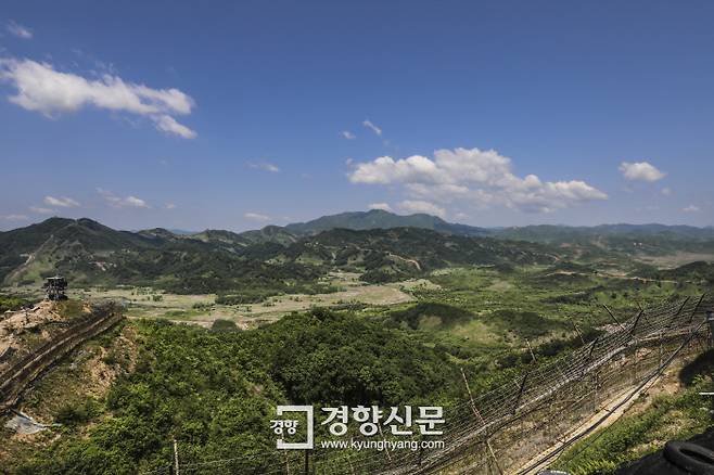 지난 1일 강원 철원군 중부전선에서 바라보이는 비무장지대 주변 풍경. 철조망이 산줄기를 따라 이어지고 있다. | 이준헌 기자