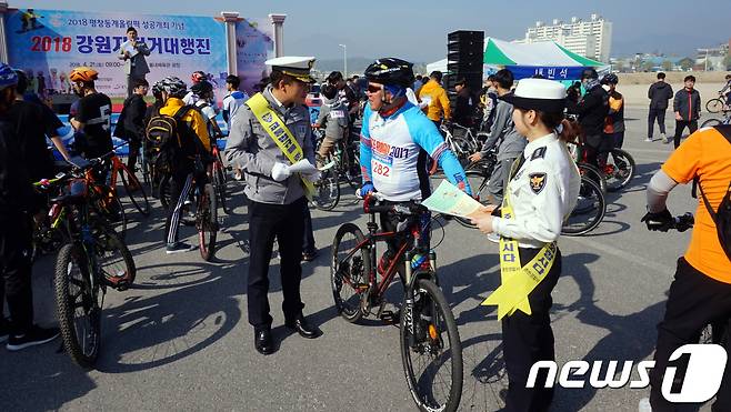 지난 4월 21일 강원 춘천시에서 강원지방 경찰청 직원들이 음주운전에 대한 처벌 및 안전모 착용의무를 규정한 개정 도로교통법 시행 예정에 따라 홍보·계도활동을 펼치고 있다.(강원지방경찰청제공)2018.4.25/뉴스1 © News1 홍성우 기자