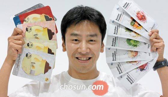 지난 12일 서울 강남구 사무실에서 김한균 코스토리 대표가 중국에서 히트를 친‘봄비 마스크팩’을 들고 웃고 있다. 코스토리는 이 마스크팩을 중국에서 5억장 이상 팔아 지난해 매출 2136억원을 올렸다. 김 대표는“중국에서의 대박을 넘어 세계에서 인정받는 화장품 기업이 되겠다”고 말했다. /김연정 객원기자