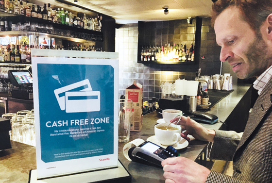 스웨덴 스톡홀름의 한 카페에 ‘현금 안 받는 가게(CASH FREE ZONE)’라는 팻말이 걸려 있다. /마이니치신문