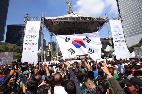 멕시코 한 광장에 걸린 태극기. 한국이 독일을 2대0으로 이기자 16강 진출이 확정된 멕시코인들이 환호하고 있다.[트위터]