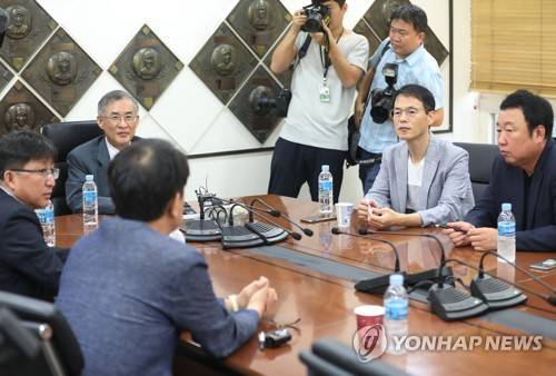 KBO 특조위 상벌위원회 (서울=연합뉴스) 신준희 기자 = 28일 서울 강남구 한국야구위원회(KBO)에서 특별조사위원회 상벌위원회가 열리고 있다. 특조위는 이날 넥센 히어로즈의 미신고 현금 트레이드와 관련한 조사 결과를 발표한다. 2018.6.28 hama@yna.co.kr