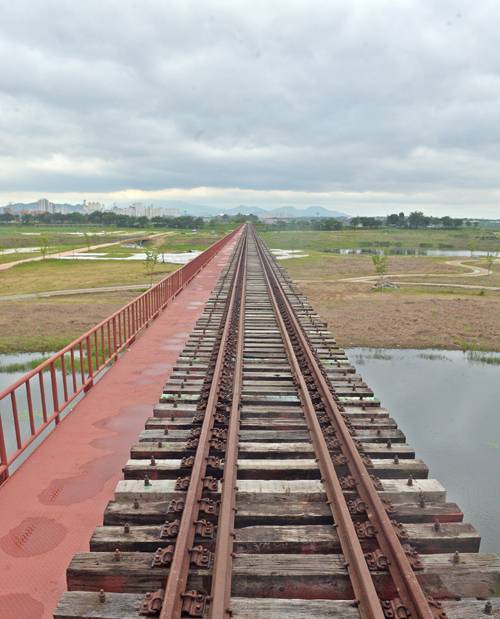 완주 비비정예술열차가 있는 철교 중간까지 걸어가면 강 위에 놓인 철교와 평야를 가로지르는 기찻길의 이색적인 모습을 볼 수 있다.