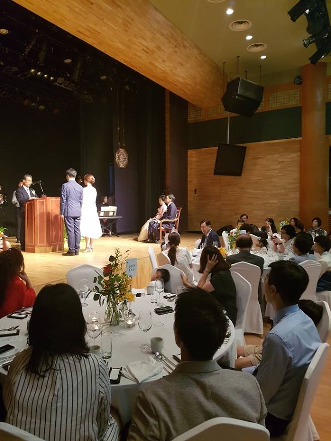 30일 낮 내린 비로 야외결혼식이 취소되고, 실내 연회장에서 결혼식이 열리고 있다.