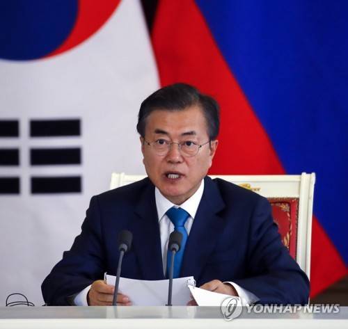 공동성명 발표하는 문 대통령 (모스크바=연합뉴스) 배재만 기자 = 러시아를 국빈방문 중인 문재인 대통령이 22일 오후 모스크바 크레믈린대궁전 녹옥실에서 열린 공동언론발표에서 양국 간 협력 방향을 제시하는'한-러 정상 공동성명'을 발표하고 있다. 2018.6.22 scoop@yna.co.kr