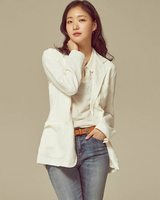 학수를 짝사랑하는 소설가 선미 역의 김고은. 역할을 위해 체중 8㎏을 찌웠던 그는 “촬영 이후 생전 처음 다이어트를 해봤다. 먹고 싶은 걸 참으니 우울해지더라”고 했다. 메가박스중앙㈜플러스엠 제공