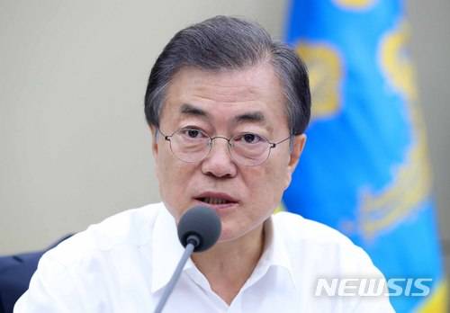 【서울=뉴시스】전신 기자 = 문재인 대통령이 2일 청와대 여민관에서 열린 수석보좌관회의를 주재하고 있다. 2018.07.02. photo1006@newsis.com <저작권자ⓒ 공감언론 뉴시스통신사. 무단전재-재배포 금지.>